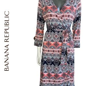 Banana Republic Wrap Dress V-Neck 3/4 Sleeve
Paisley Print Size Medium